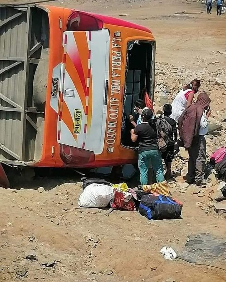 BUS QUE SE DIRIGIA DE CORONGO A LIMA SUFRE APARATOSO ACCIDENTE